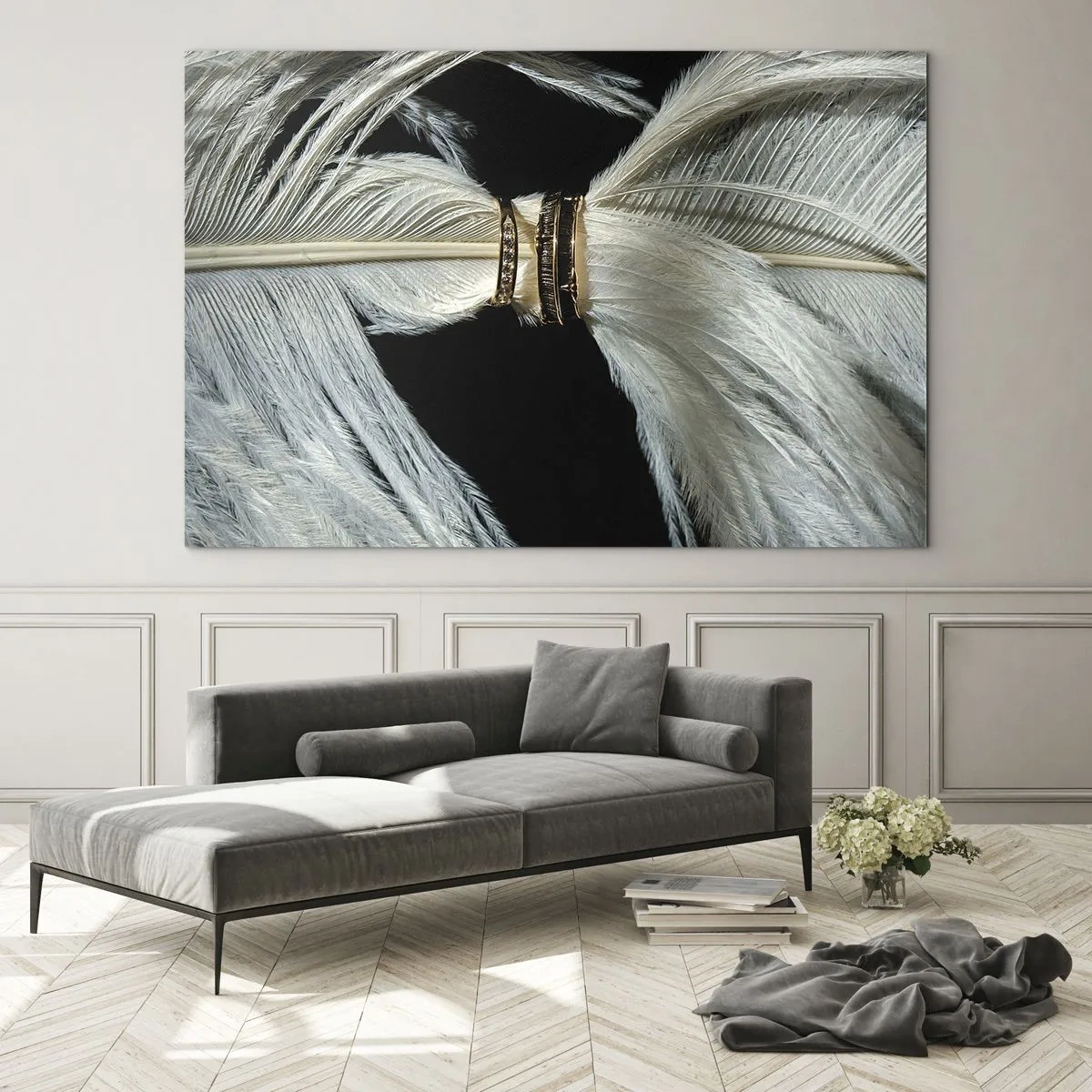 Glastavla - Bild på glas - Närbild av vigselringar på vita fjädrar mot svart bakgrund - 70x50cm - ...och jag lämnar inte dig… - Modern väggdekoration för vardagsrum och sovrum ARTTOR