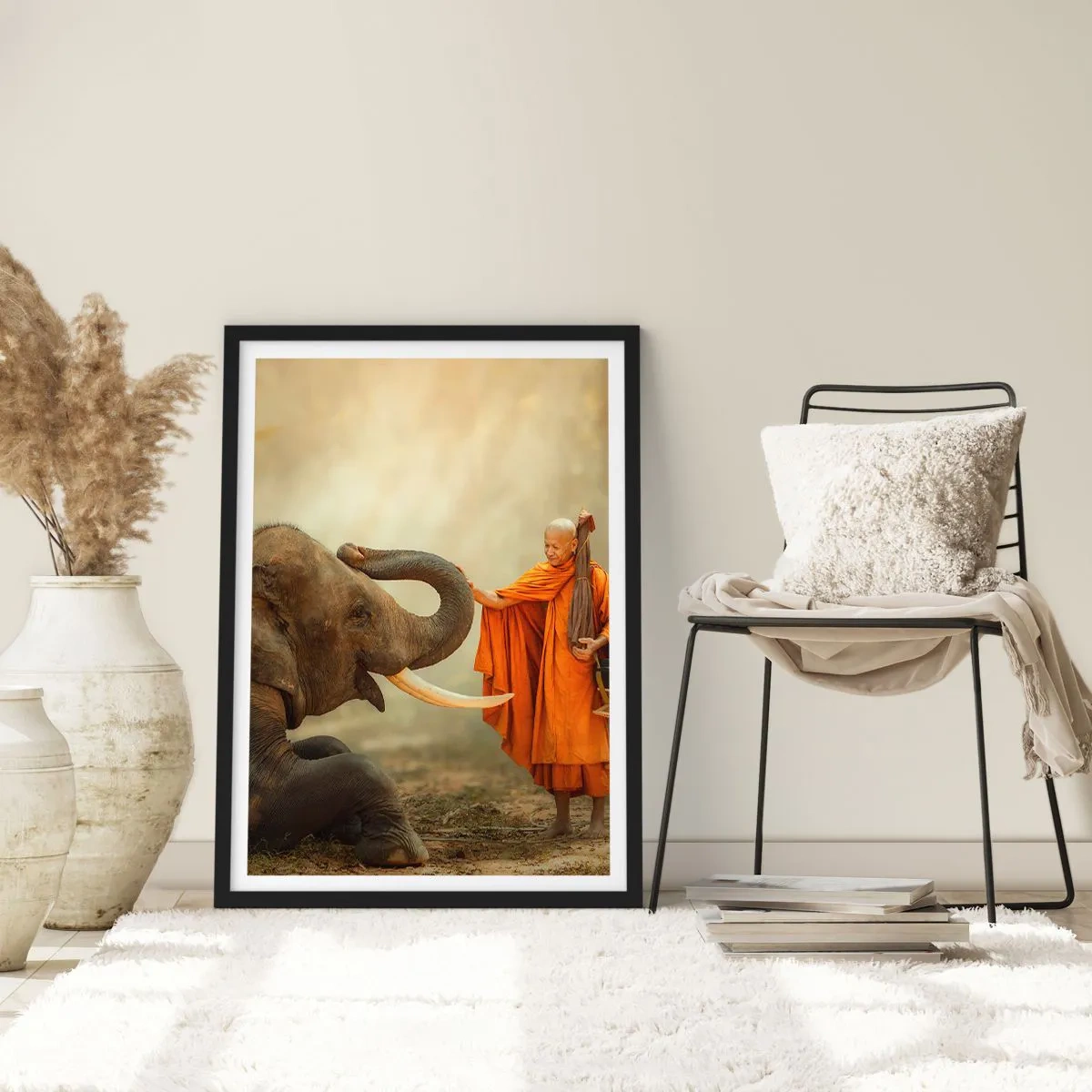 Affisch i svart ram - En munk i en orange mantel med en elefant i bakgrunden - 50x70cm - Ett möte under resan - Modern väggdekoration för vardagsrum och sovrum ARTTOR