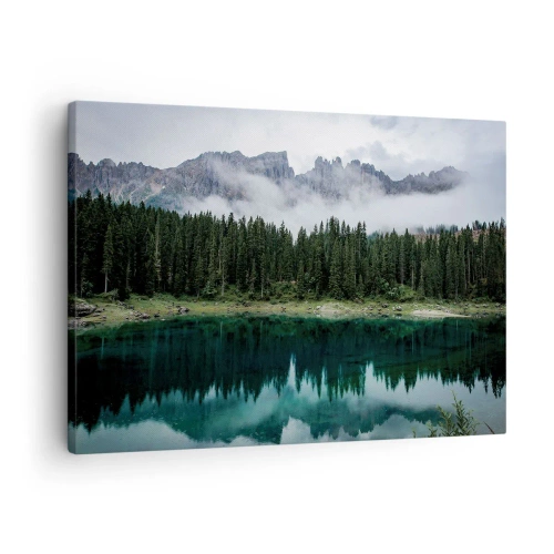Canvastavla - Bild på duk - Ett bergslandskap med en skog och en sjö som speglar himlen - 70x50cm - Tyst, tyst, väck inte sovande vatten... - Modern väggdekoration för vardagsrum och sovrum ARTTOR