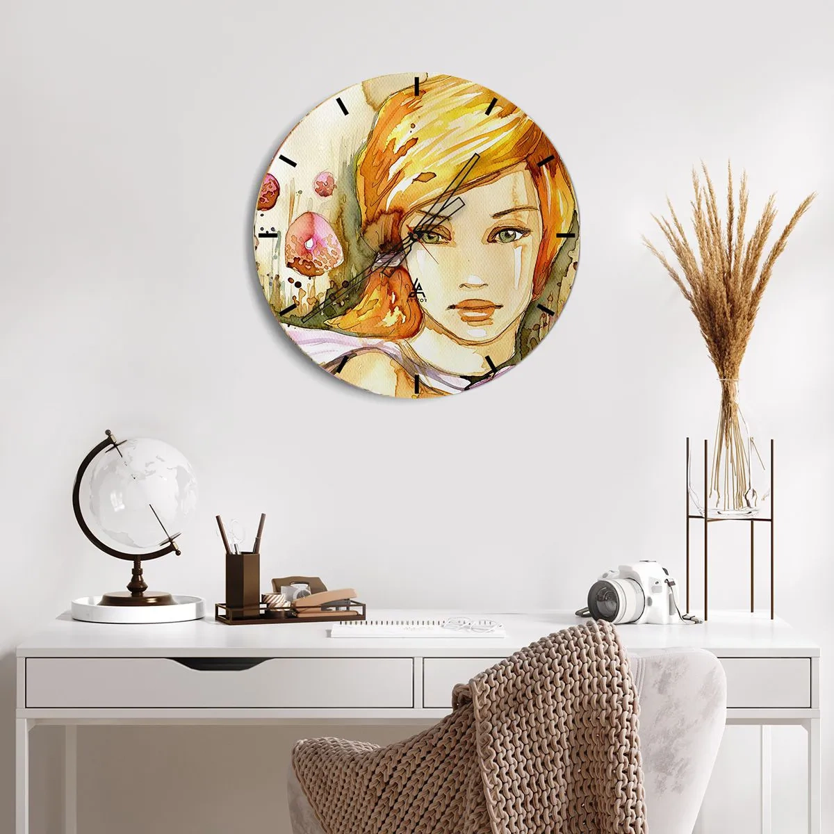 Väggklocka - Klocka på glas - Konstnärligt porträtt av en kvinna med rött hår och smaragdgröna ögon - 30x30cm - Smaragdblick som tystar ner ilska - Modern väggdekoration för vardagsrum, kök och sovrum ARTTOR