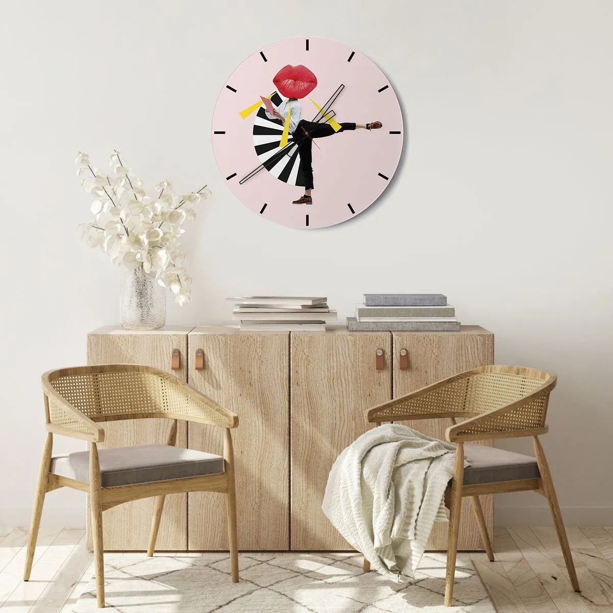 Väggklocka - Klocka på glas - En figur med ett munformat huvud i en dynamisk popkonstkomposition - 30x30cm - Surrealistisk pop-art - Modern väggdekoration för vardagsrum, kök och sovrum ARTTOR