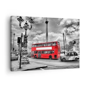 Canvastavla - Bild på duk - En röd dubbeldäckarbuss mot en svartvit stadsbakgrund - 70x50cm - Stadens riktiga blodomlopp - Modern väggdekoration för vardagsrum och sovrum ARTTOR