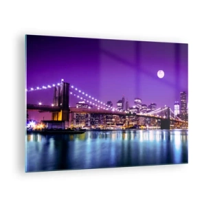 Glastavla - Bild på glas - Brooklynbron och Manhattan på natten i lila nyanser - 70x50cm - Storstadens ljus i violett - Modern väggdekoration för vardagsrum och sovrum ARTTOR