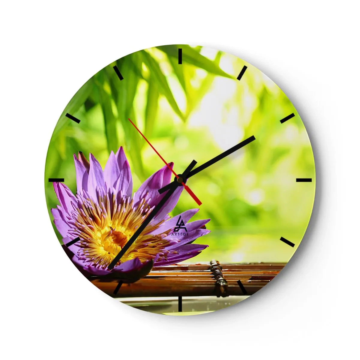 Väggklocka - Klocka på glas - Lila lotusblomma mot en bakgrund av bambu och grönska - 30x30cm - I asiatisk sol - Modern väggdekoration för vardagsrum, kök och sovrum ARTTOR