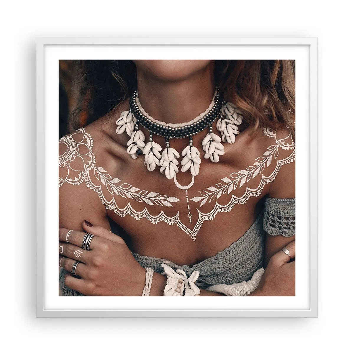 Affisch i vit ram - Kvinnlighetens talismaner, ritualer - 60x60 cm