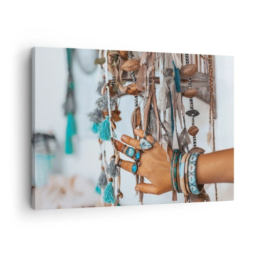 Canvastavla - Bild på duk - En hand prydd med boho smycken med dekorationer i bakgrunden - 70x50cm - Lokala skatter - Modern väggdekoration för vardagsrum och sovrum ARTTOR