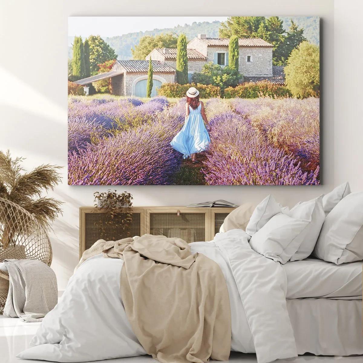 Canvastavla - Bild på duk - En kvinna i blå klänning går genom ett lavendelfält med utsikt över ett hus. - 70x50cm - Lavendelflicka - Modern väggdekoration för vardagsrum och sovrum ARTTOR