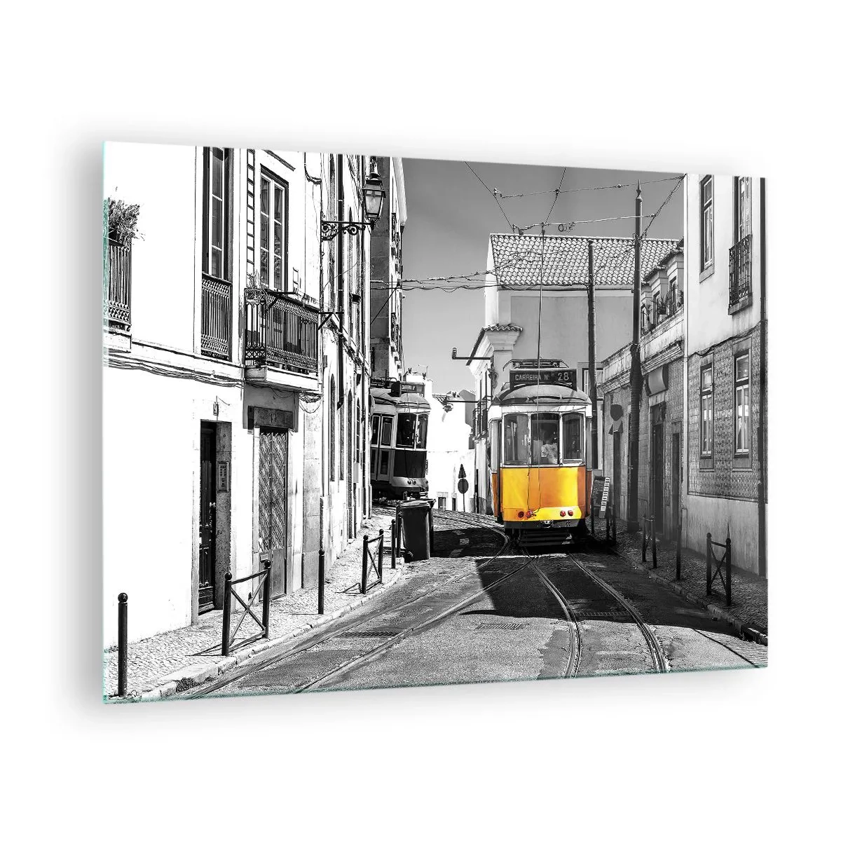 Glastavla - Bild på glas - En gul spårvagn på en svartvit gata i en europeisk stad. - 70x50cm - Lissabons anda - Modern väggdekoration för vardagsrum och sovrum ARTTOR