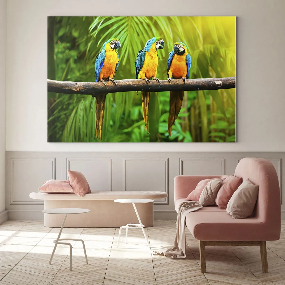 Glastavla - Bild på glas - Tre arapapegojor på en gren i en tropisk skog - 70x50cm - Har du hört att hon...? - Modern väggdekoration för vardagsrum och sovrum ARTTOR