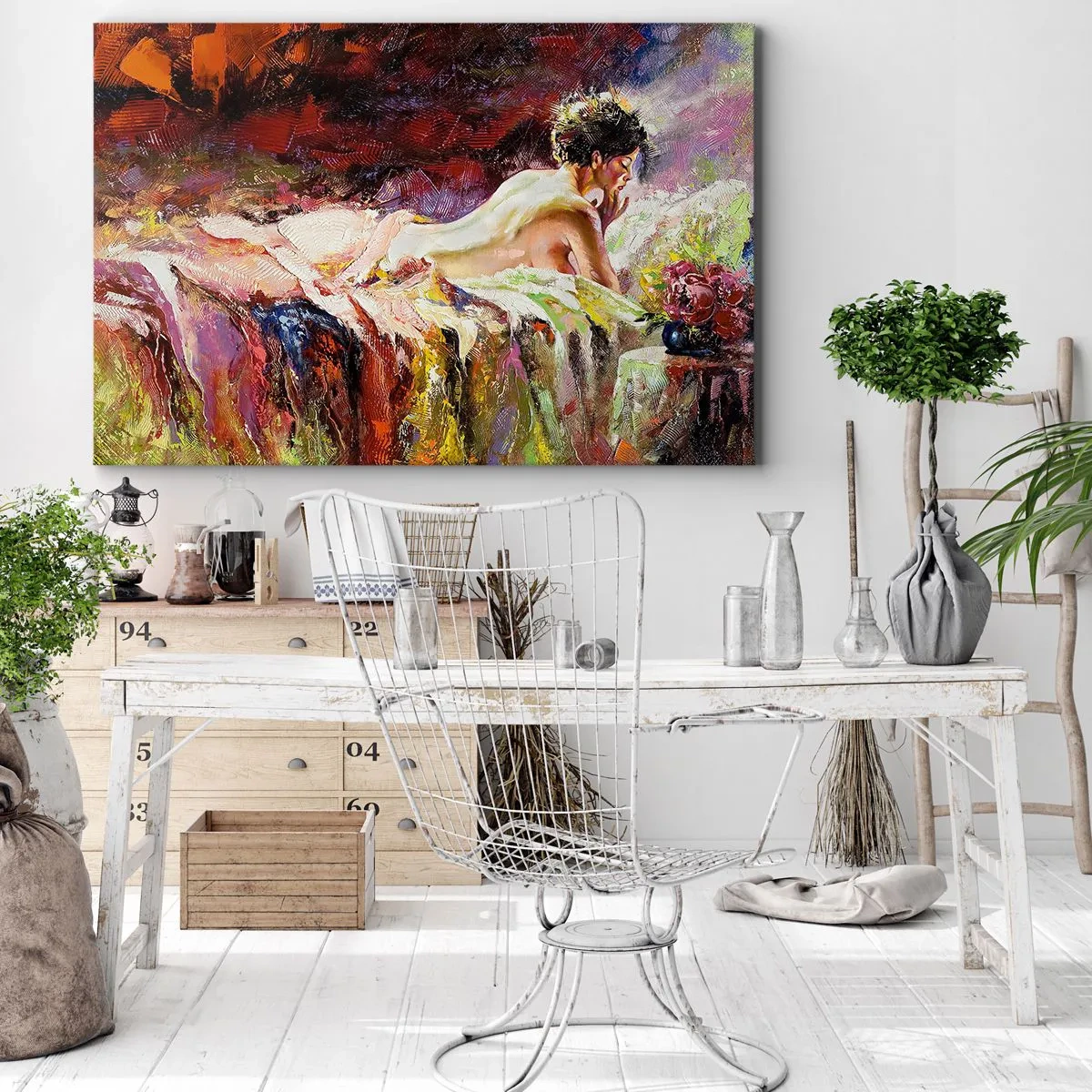 Canvastavla - Bild på duk - En kvinna liggande på en säng mot en bakgrund av abstrakta färger. - 70x50cm - Venus försänkt i sina tankar - Modern väggdekoration för vardagsrum och sovrum ARTTOR