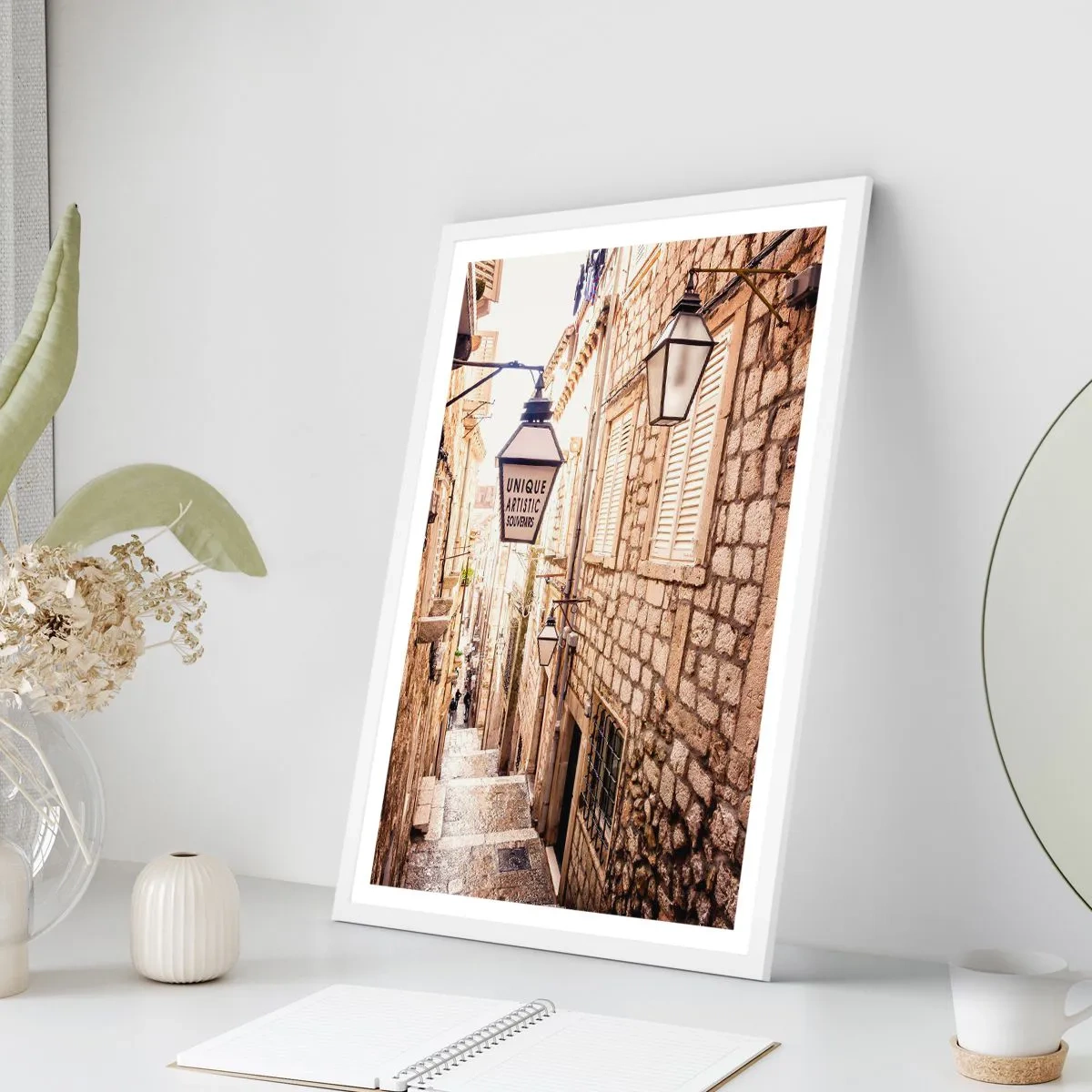 Affisch i vit ram - En charmig gränd - 70x100 cm