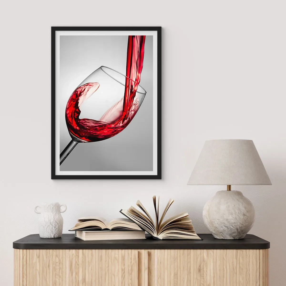 Affisch i svart ram - Rött vin som hälls upp i ett glas - 50x70cm - Färg - rörelse - ljud - Modern väggdekoration för vardagsrum och sovrum ARTTOR