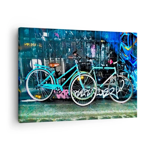Canvastavla - Bild på duk - Två turkosa cyklar mot en urban graffitibakgrund. - 70x50cm - Oxens stad - Modern väggdekoration för vardagsrum och sovrum ARTTOR