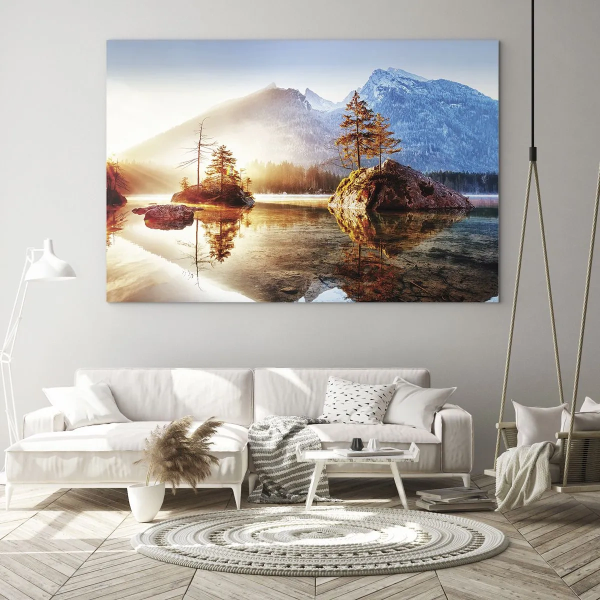 Glastavla - Bild på glas - Berglandskap på morgonen med träd och reflektion i sjön - 70x50cm - Naturen i ett nytt ljus - Modern väggdekoration för vardagsrum och sovrum ARTTOR