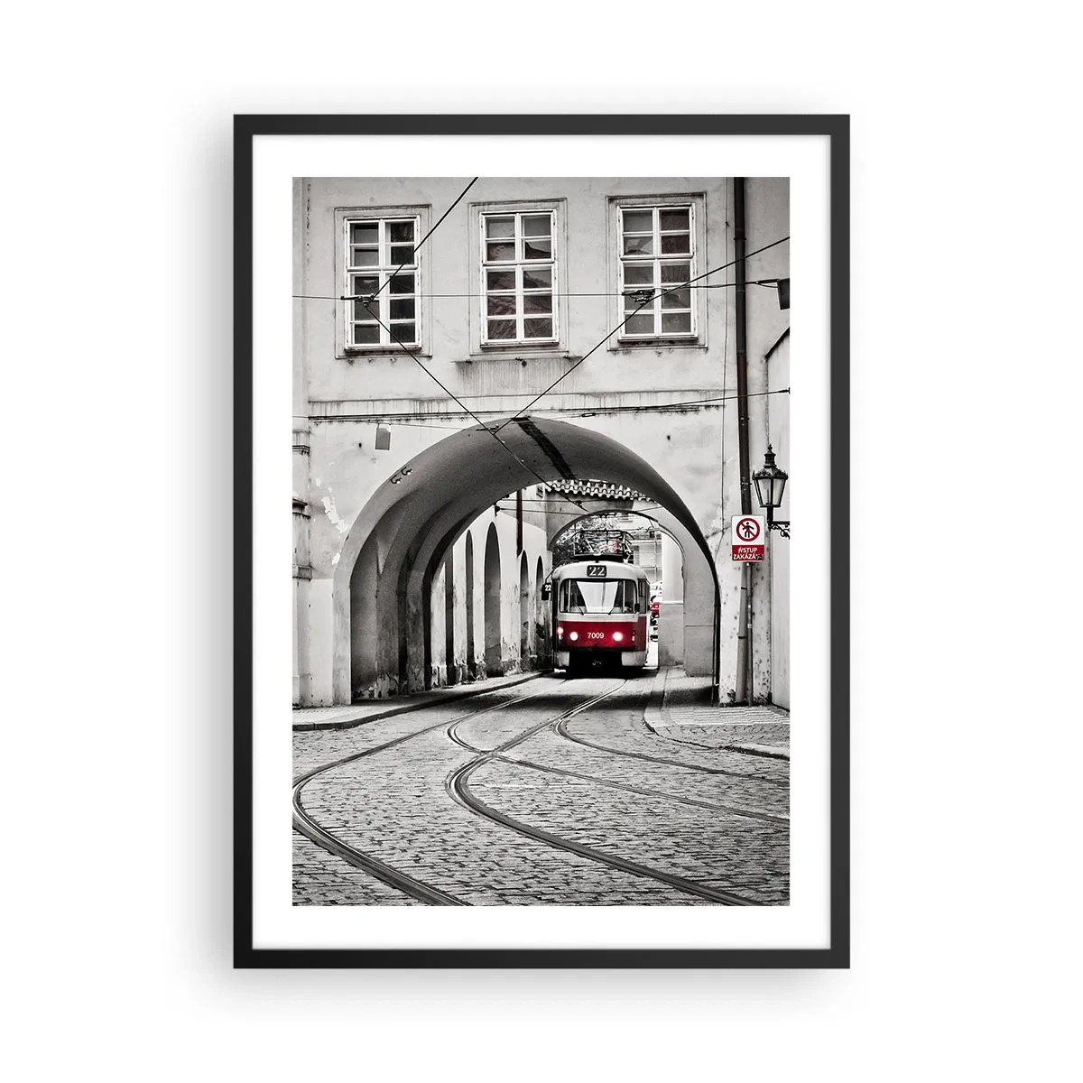 Affisch i svart ram - Röd spårvagn i svartvit miljö - 50x70cm - Genom stadens labyrint - Modern väggdekoration för vardagsrum och sovrum ARTTOR
