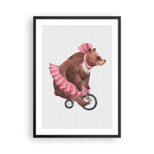 Affisch i svart ram - Akvarell illustration av en björn i rosa kjol som cyklar. - 50x70cm - Vilken cirkus! - Modern väggdekoration för vardagsrum och sovrum ARTTOR