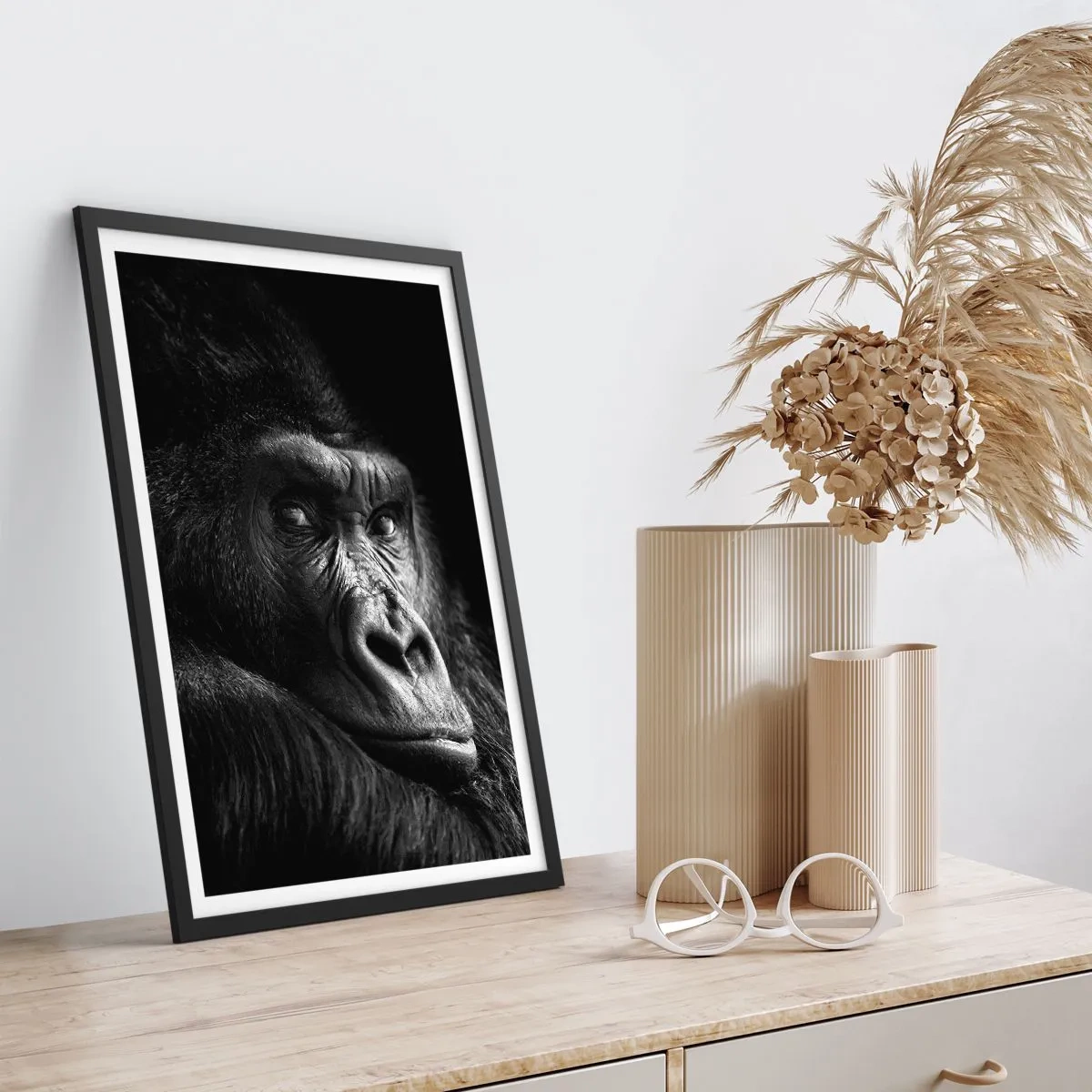 Affisch i svart ram - Porträtt av en gorilla mot en svart bakgrund i livfulla detaljer - 50x70cm - Varför glor du? - Modern väggdekoration för vardagsrum och sovrum ARTTOR