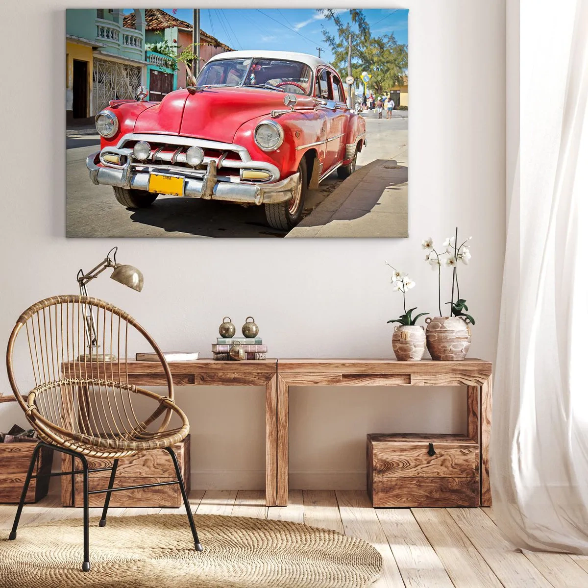 Canvastavla - Bild på duk - En röd klassisk bil parkerad på gatan på en solig dag - 70x50cm - Endast kvar i Kuba - Modern väggdekoration för vardagsrum och sovrum ARTTOR