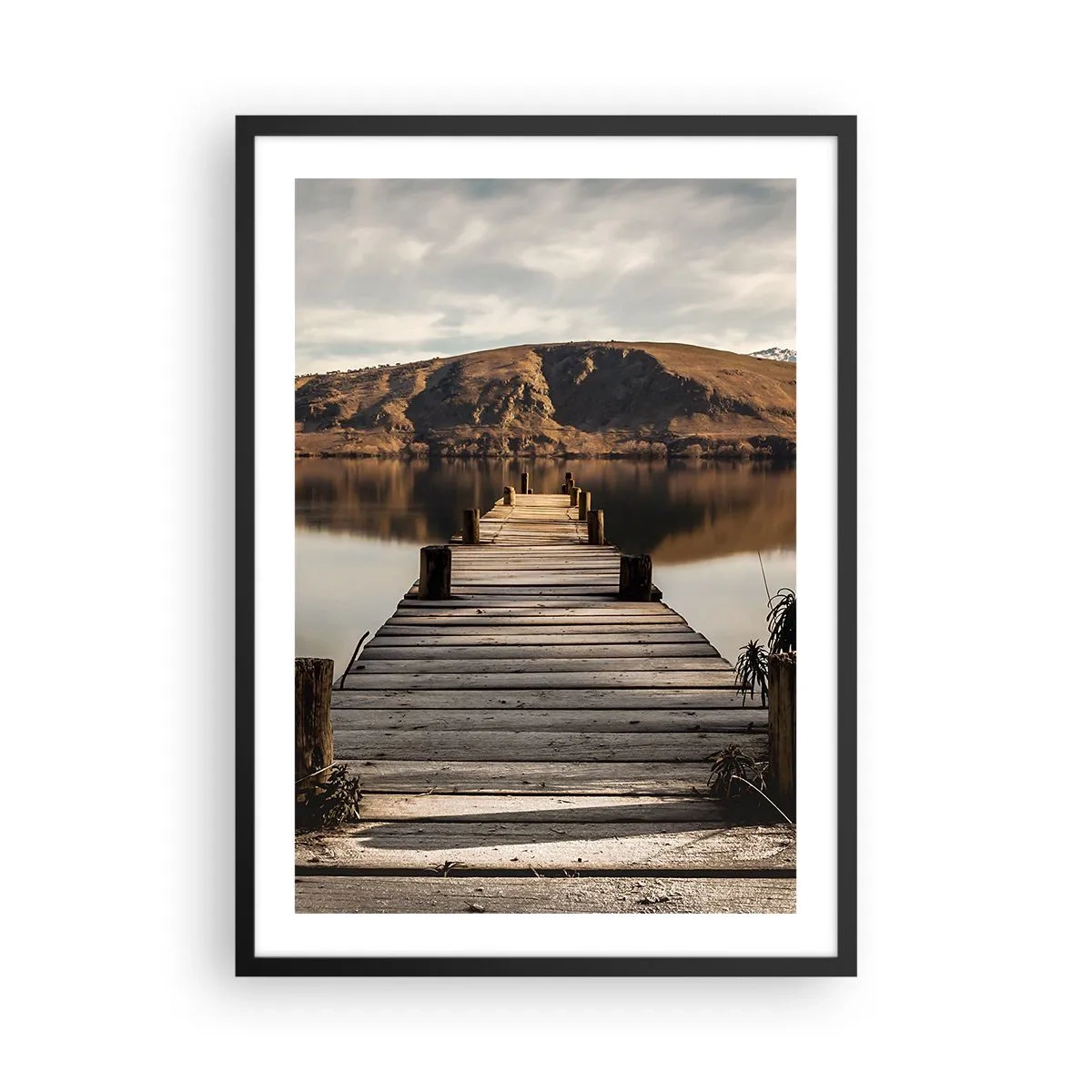 Affisch i svart ram - En träbrygga leder till en lugn sjö med berg i bakgrunden - 50x70cm - Ett landskap i tystnad - Modern väggdekoration för vardagsrum och sovrum ARTTOR
