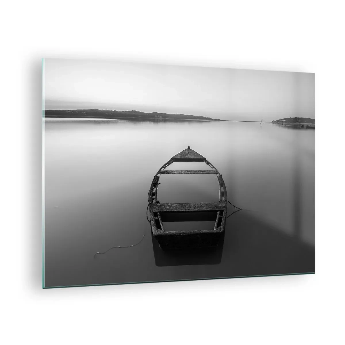 Glastavla - Bild på glas - En gammal båt på en lugn vattenyta i svartvitt - 70x50cm - Längtan och melankoli - Modern väggdekoration för vardagsrum och sovrum ARTTOR