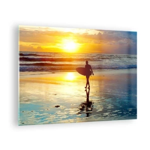 Glastavla - Bild på glas - En surfare som går på stranden vid solnedgången med sin bräda - 70x50cm - Kämpes återkomst - Modern väggdekoration för vardagsrum och sovrum ARTTOR