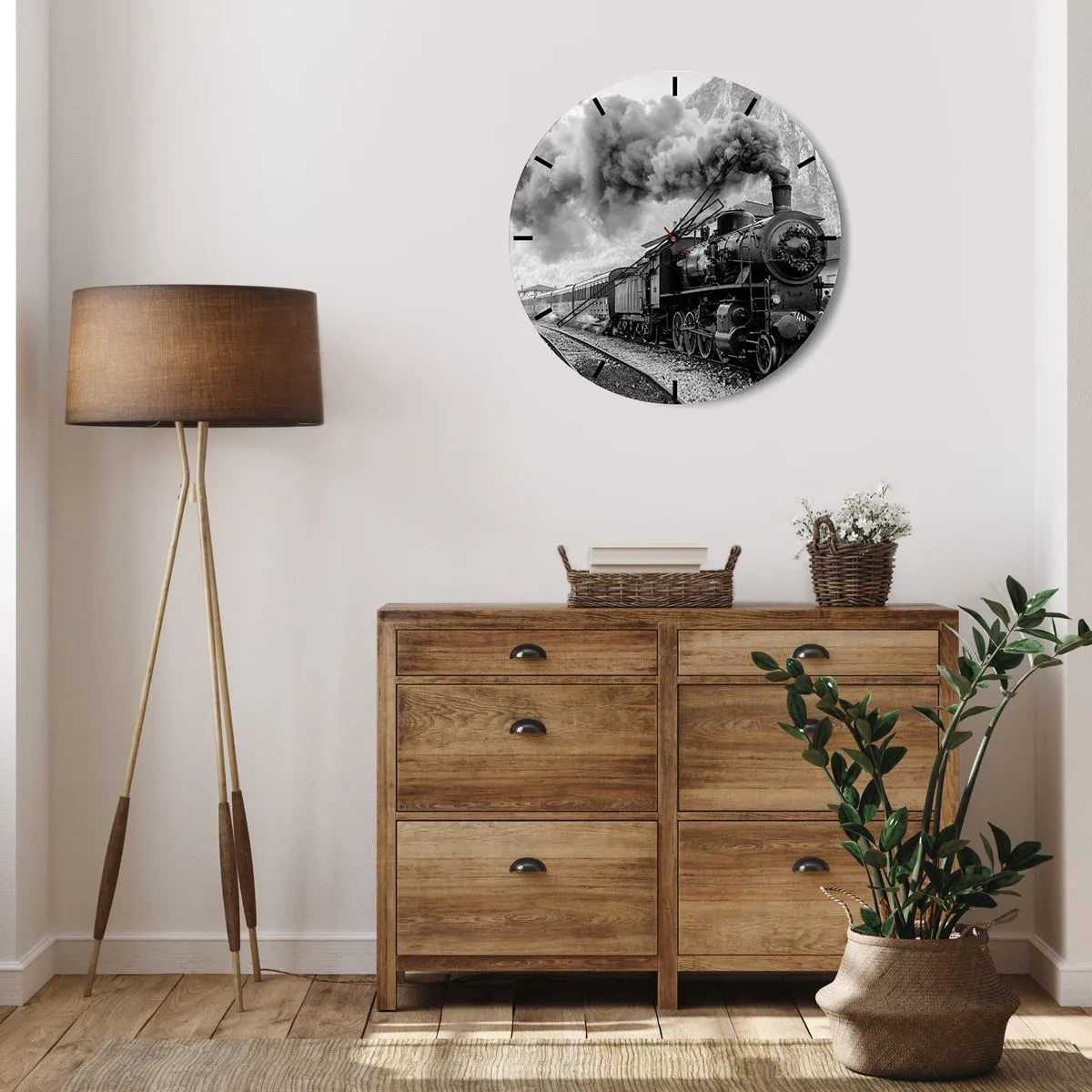 Väggklocka - Klocka på glas - Ett svartvitt ånglok med en rykande skorsten - 30x30cm - Det står ett lok på stationen... - Modern väggdekoration för vardagsrum, kök och sovrum ARTTOR