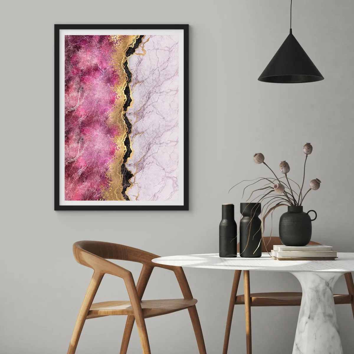 Affisch i svart ram - Abstraktion med marmormönster och gulddetaljer - 50x70cm - På gränsen - Modern väggdekoration för vardagsrum och sovrum ARTTOR