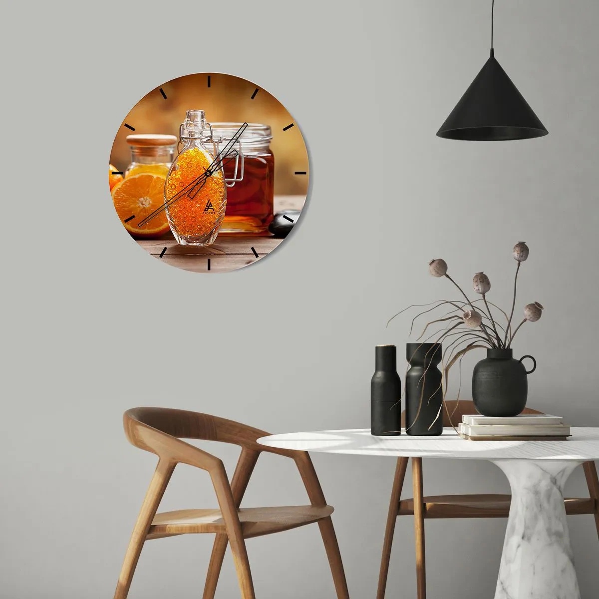 Väggklocka - Klocka på glas - En flaska honung med apelsiner i bakgrunden på ett träbord - 30x30cm - Soliga smaker och aromer - Modern väggdekoration för vardagsrum, kök och sovrum ARTTOR
