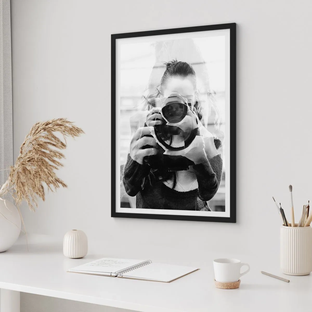 Affisch i svart ram - Dubbelexponering av fotograf och kamera i svartvitt - 50x70cm - Skapare och material - Modern väggdekoration för vardagsrum och sovrum ARTTOR