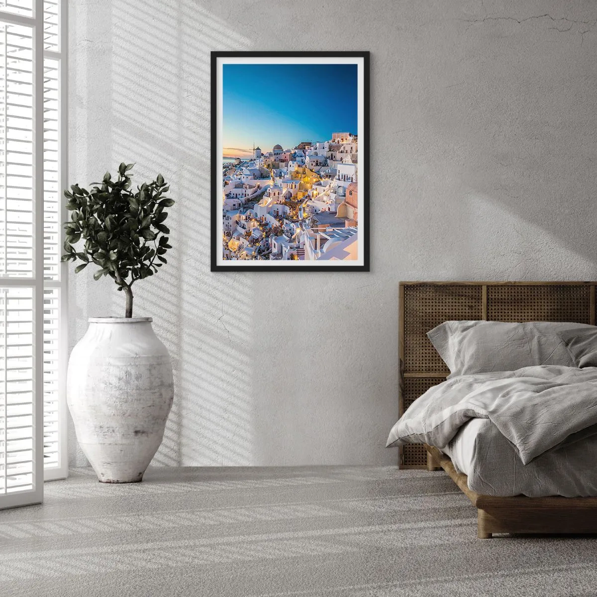 Affisch i svart ram - Utsikt över de upplysta husen på Santorini vid solnedgången - 50x70cm - Grekhetens essäns - Modern väggdekoration för vardagsrum och sovrum ARTTOR