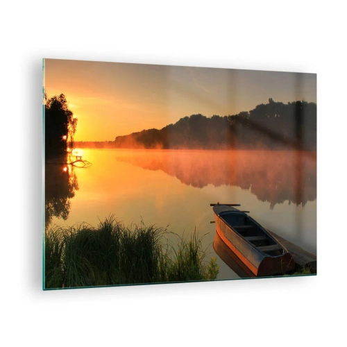 Glastavla - Bild på glas - Soluppgång över en lugn sjö med en båt vid stranden - 70x50cm - Soluppgång vid spegelklart vatten - Modern väggdekoration för vardagsrum och sovrum ARTTOR