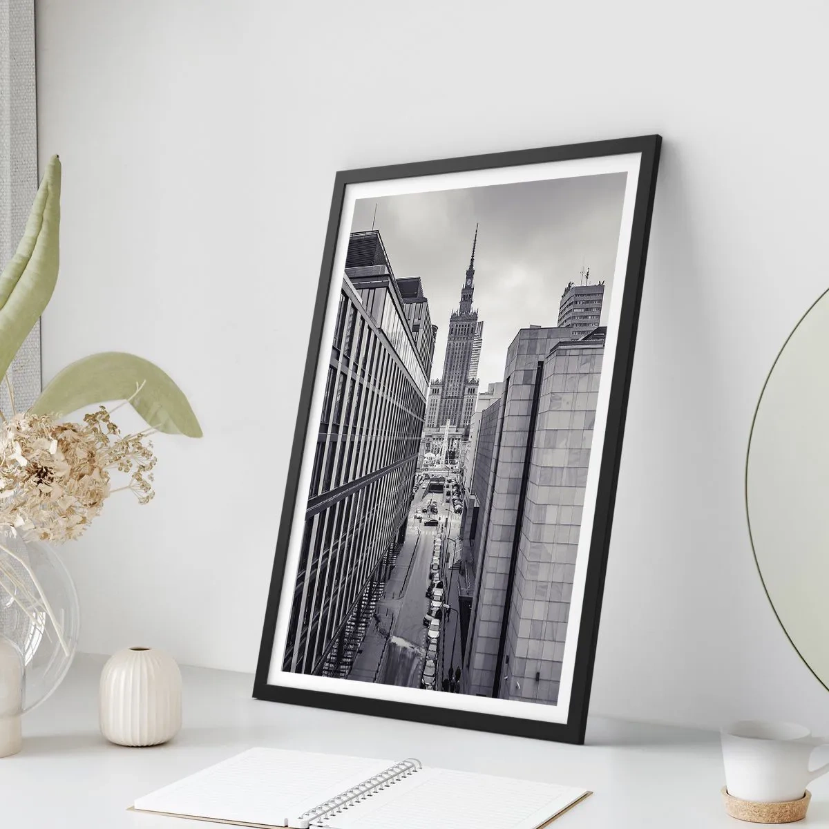 Affisch i svart ram - Vy över Kultur- och vetenskapspalatset i Warszawa i grå nyanser - 50x70cm - Warszawadalen - Modern väggdekoration för vardagsrum och sovrum ARTTOR