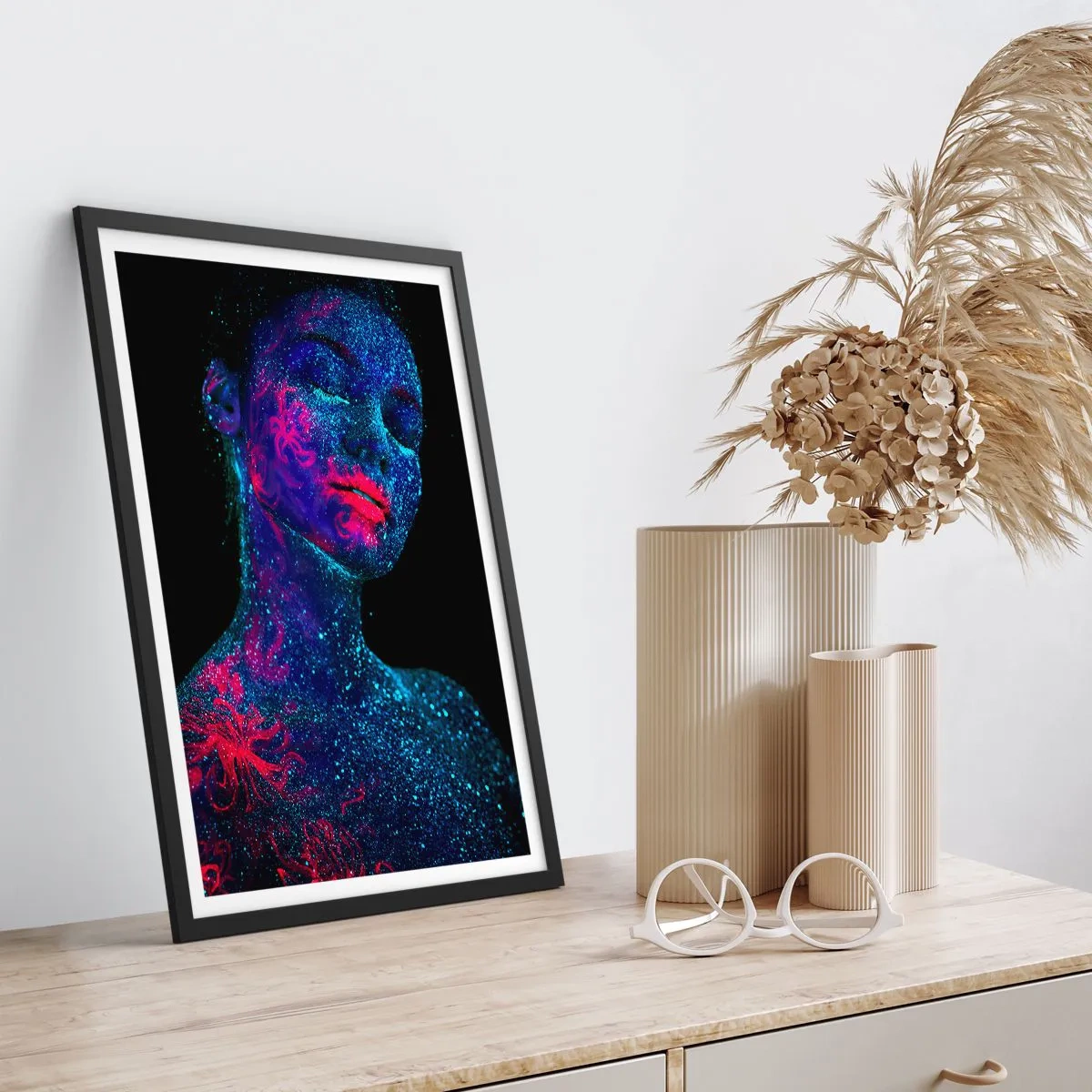 Affisch i svart ram - En kvinna täckt av fluorescerande pollen under UV-ljus. - 50x70cm - I sjärndammet - Modern väggdekoration för vardagsrum och sovrum ARTTOR