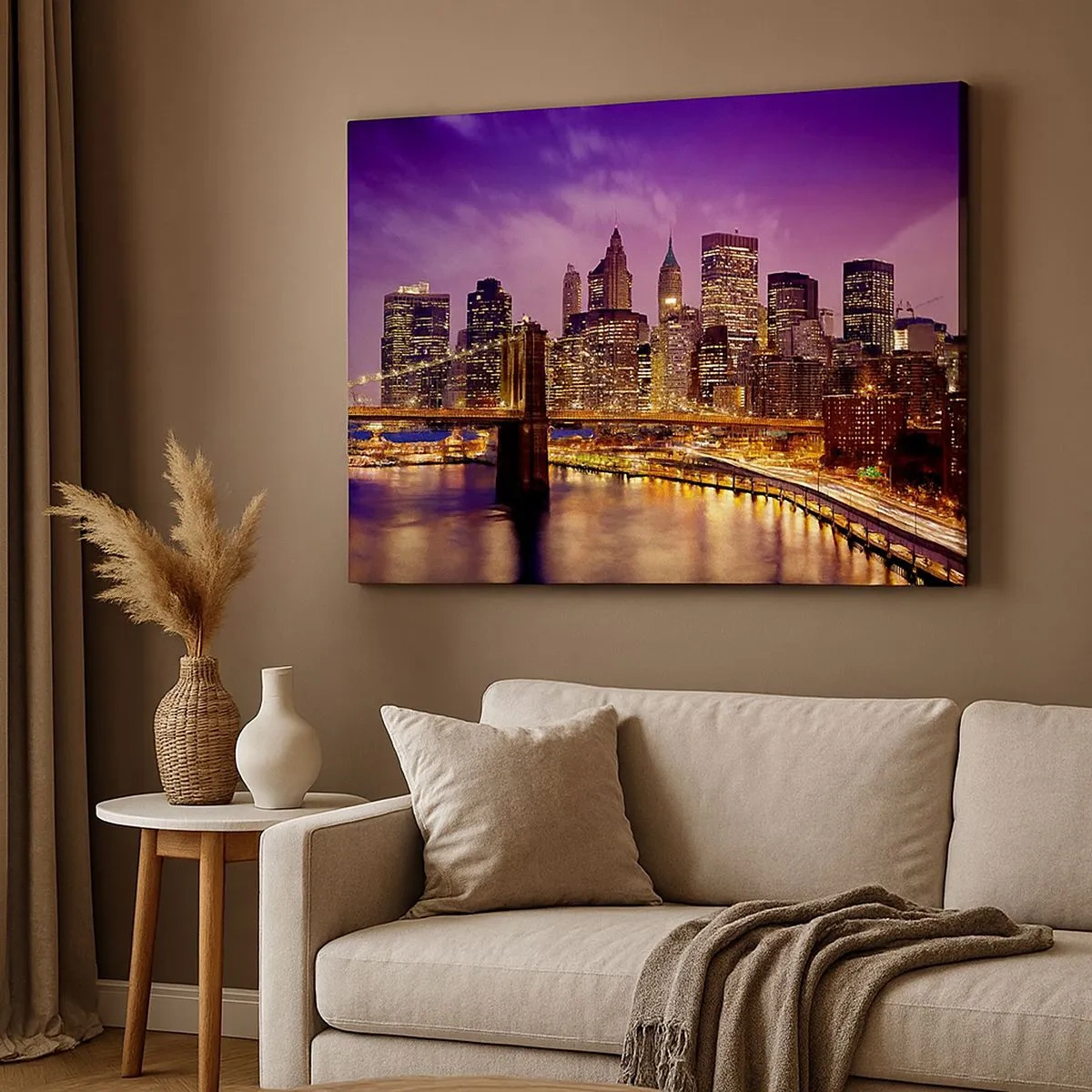 Canvastavla - Bild på duk - Panorama över staden med bron i kvällsljuset mot den lila himlen - 70x50cm - Manhattan i violett och guld - Modern väggdekoration för vardagsrum och sovrum ARTTOR