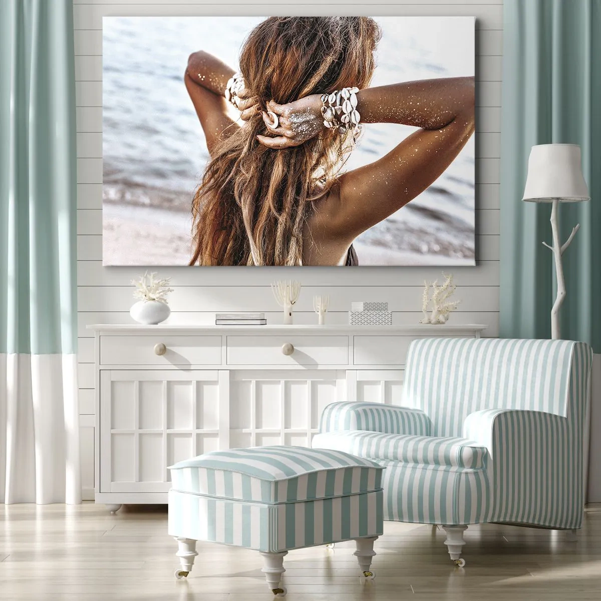 Canvastavla - Bild på duk - En kvinna på stranden med håret som blåser i solen - 70x50cm - Vattnets och solens syster - Modern väggdekoration för vardagsrum och sovrum ARTTOR