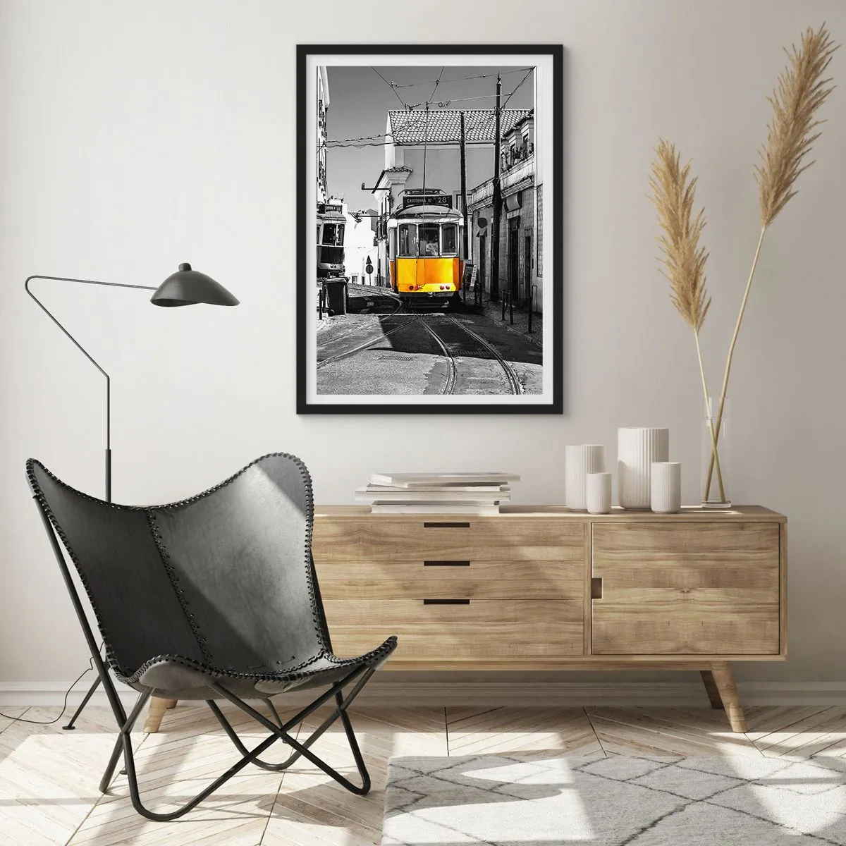 Affisch i svart ram - En gul spårvagn på stadens gator i en svartvit miljö - 50x70cm - Lissabons anda - Modern väggdekoration för vardagsrum och sovrum ARTTOR