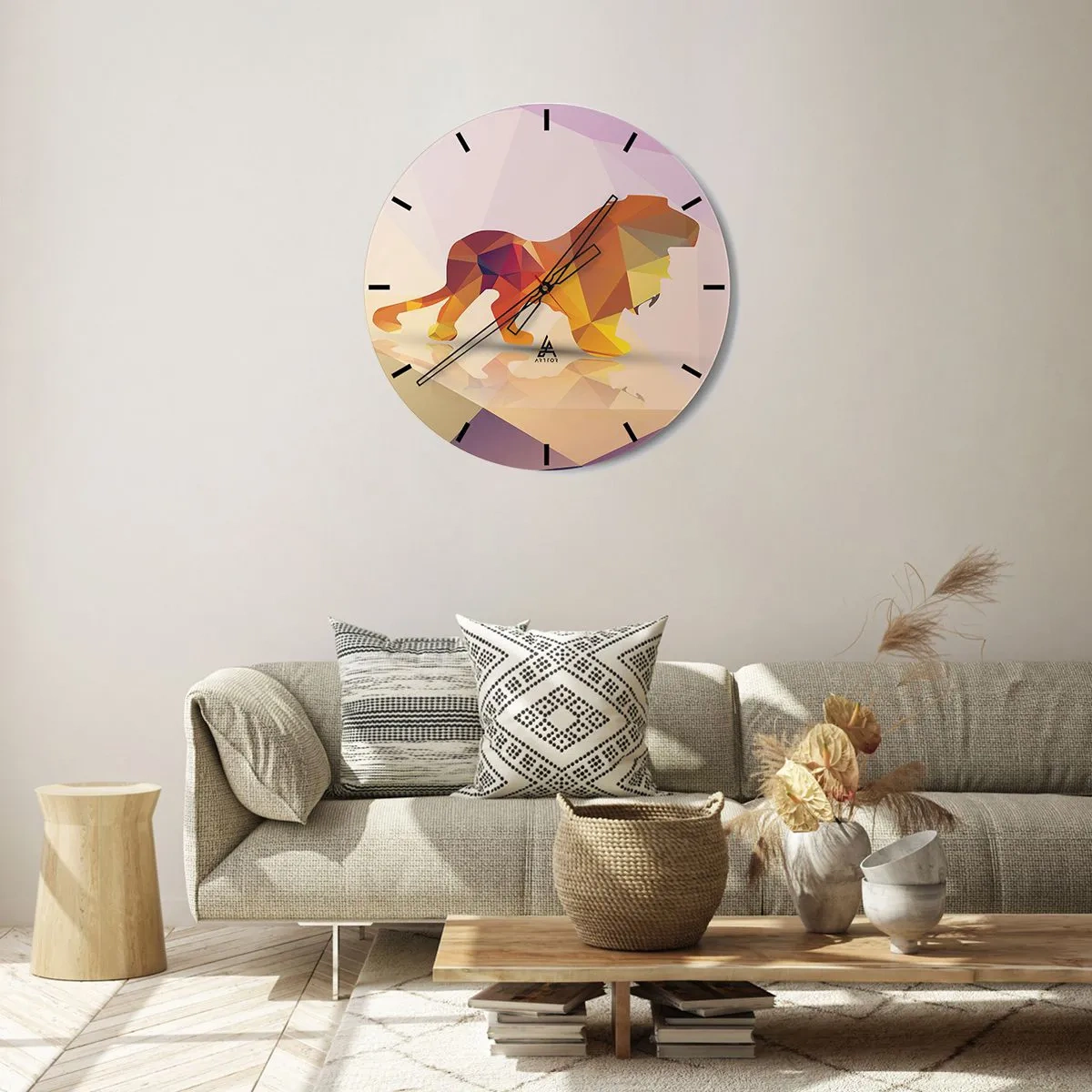 Väggklocka - Klocka på glas - Geometriskt lejon i nyanser av gult och lila - 30x30cm - Diamantkung - Modern väggdekoration för vardagsrum, kök och sovrum ARTTOR
