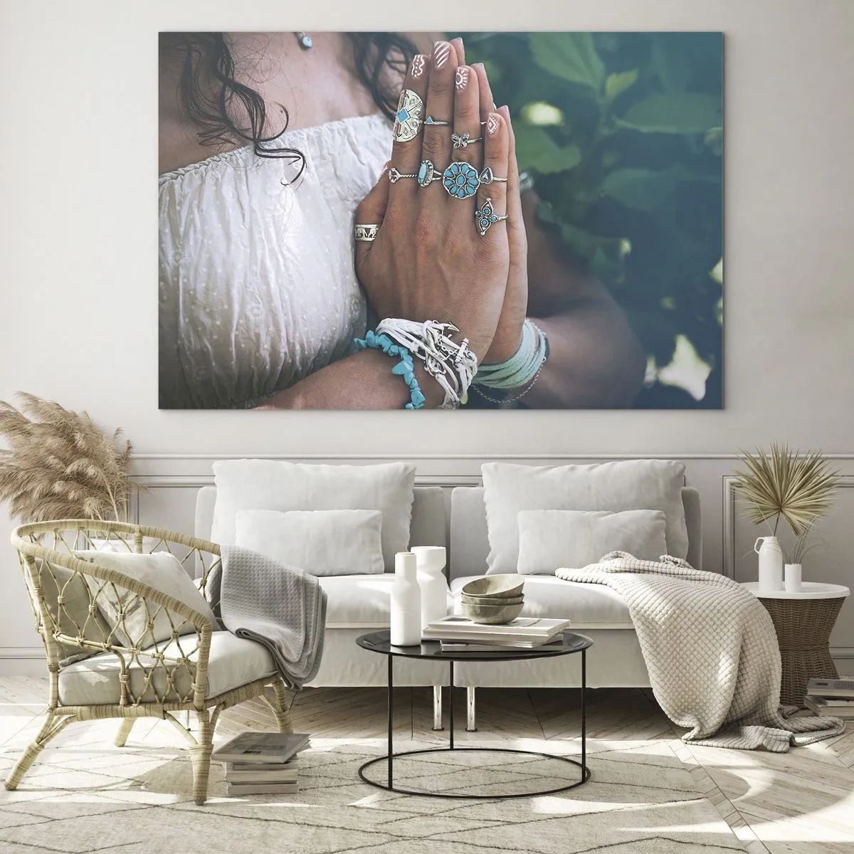 Glastavla - Bild på glas - Kvinnans händer som bär boho smycken - 70x50cm - Välkommen till existensens centrum - Modern väggdekoration för vardagsrum och sovrum ARTTOR