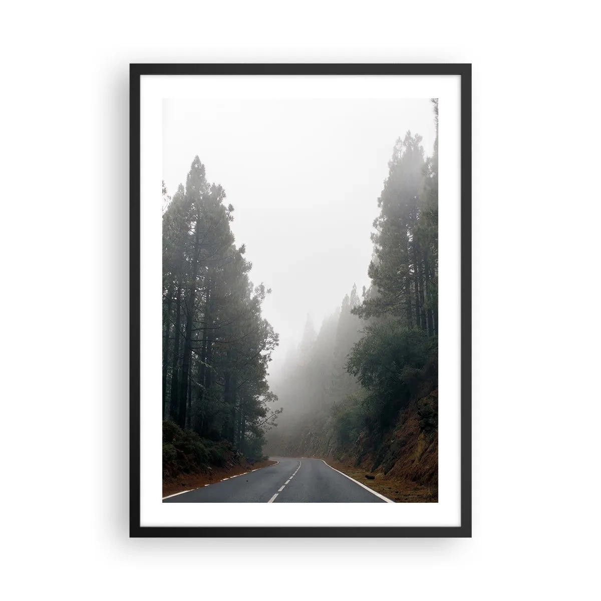 Affisch i svart ram - En slingrande väg bland träd höljda i dimma - 50x70cm - Magiska skogens berättelse - Modern väggdekoration för vardagsrum och sovrum ARTTOR