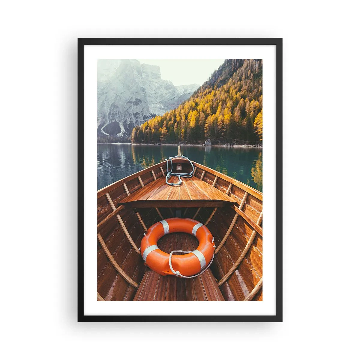 Affisch i svart ram - En träbåt på en sjö omgiven av berg - 50x70cm - Utflykt i fjällen - Modern väggdekoration för vardagsrum och sovrum ARTTOR