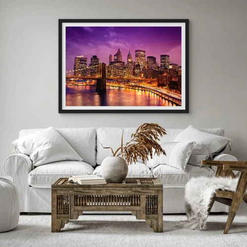 Affisch i svart ram - Manhattan i violett och guld - 70x50 cm