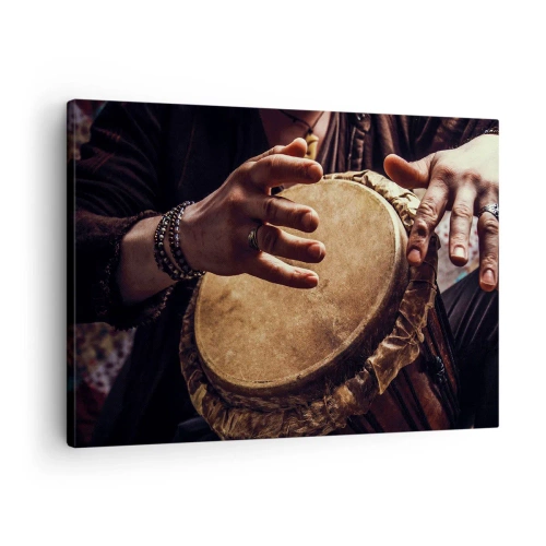 Bild på duk Arttor 70x50 cm - I hjärtats takt - Spelar Trumman, Afrika, Musik, Trumma, Kultur, Till vardagsrum, Till sovrum, Brun, Svart, Horisontella, Duk, AA70x50-4866