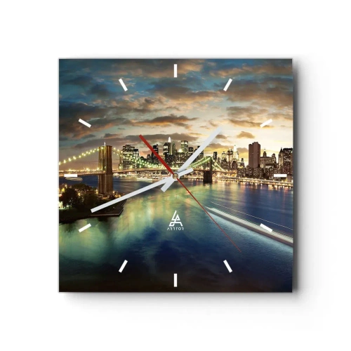 Väggklocka, Klocka Arttor 30x30 cm - En ljus kväll över Manhattan. - Stad, Bro, New York, Brooklyn Bridge, Manhattan, Kvadrat, Urtavla sträck, Till vardagsrum, Till sovrum, Blå, Brun, C3AC30x30-0226