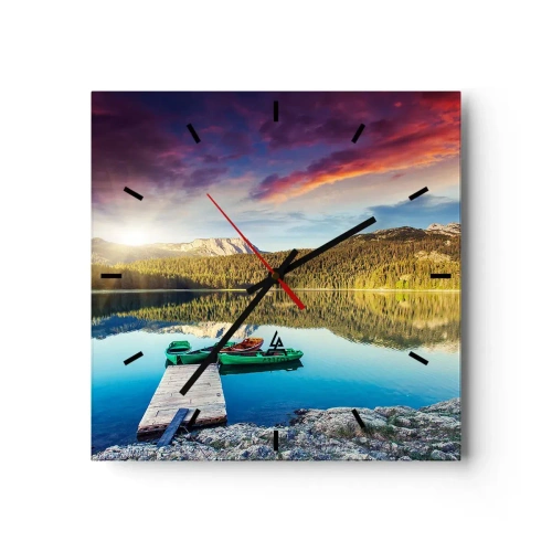 Väggklocka, Klocka Arttor 30x30 cm - Vid spegelklart vatten - Landskap, Berg, Skog, Natur, Träbro, Kvadrat, Urtavla sträck, Till vardagsrum, Till sovrum, Blå, Grön, C3AC30x30-3595